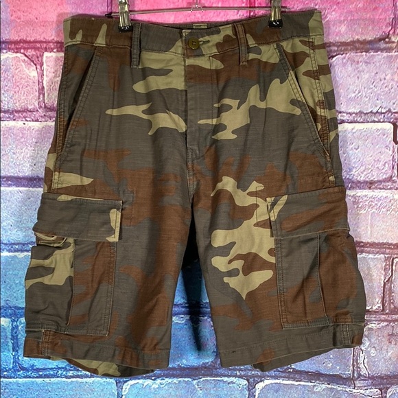 Levi Strauss & Co Men's Camo Shorts MultiPocket Green Size 29 Original Button - Picture 1 of 11
